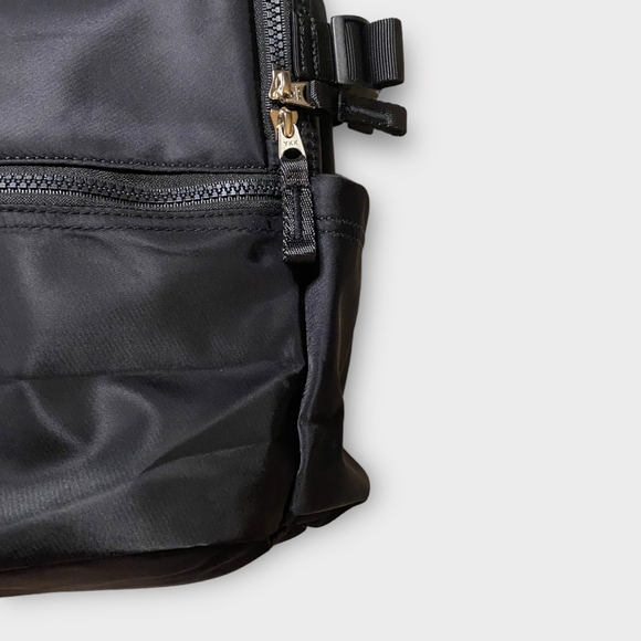 Lululemon New Crew Backpack 22 L with Keychain in Black - OPEN TO GOOD O… - Picture 8 of 12